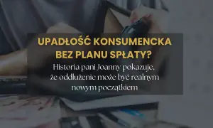 Dłoń trzymająca portfel, kalkulator i pieniądze. Tekst: Upadłość konsumencka bez planu spłaty?