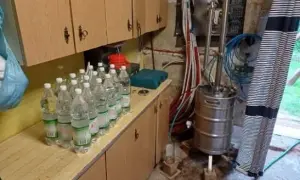 Produkcja bimbru: Iluzja zysku, realne kary i ryzyko.