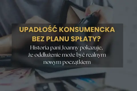 Dłoń trzymająca portfel, kalkulator i pieniądze. Tekst: Upadłość konsumencka bez planu spłaty?