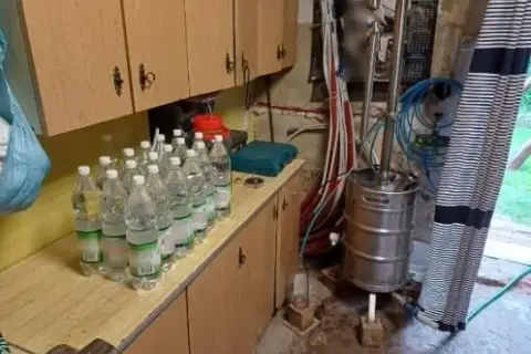 Produkcja bimbru: Iluzja zysku, realne kary i ryzyko.