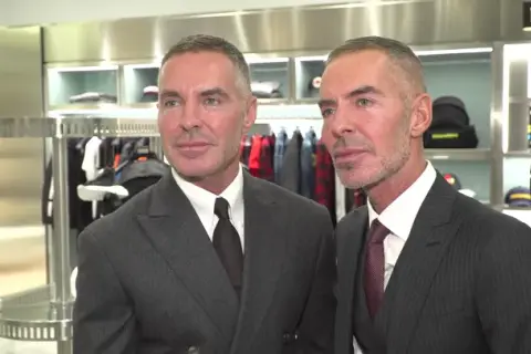 Dsquared2: Co to za marka? Historia, styl i fenomen braci Caten