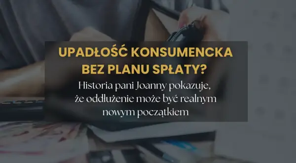 Dłoń trzymająca portfel, kalkulator i pieniądze. Tekst: Upadłość konsumencka bez planu spłaty?