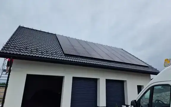 Instalacja fotowoltaiczna na dachu domu z magazynem energii