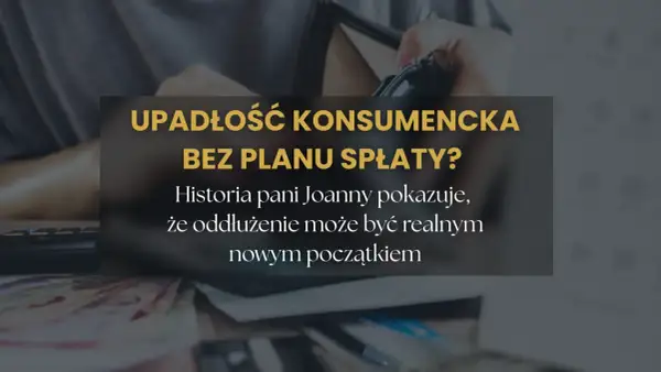 Dłoń trzymająca portfel, kalkulator i pieniądze. Tekst: Upadłość konsumencka bez planu spłaty?