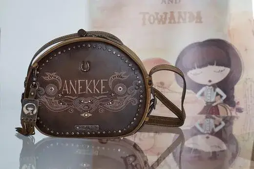 Anekke: Co to za firma? Poznaj hiszpańską markę z duszą i wegańskie torebki!